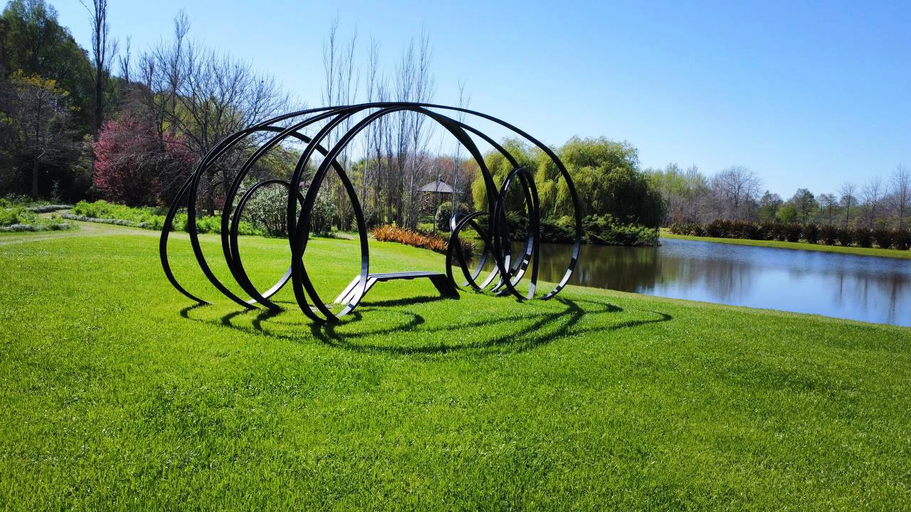 Talking Bench, de Pablo Reinoso, junto a la laguna
