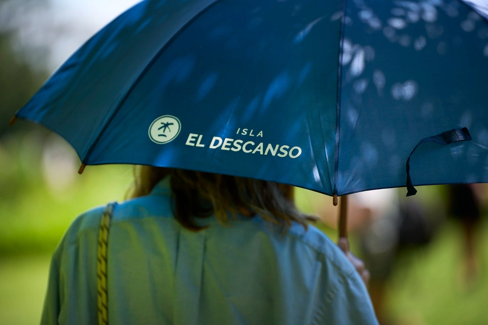La sombra de una sombrilla durante el paseo