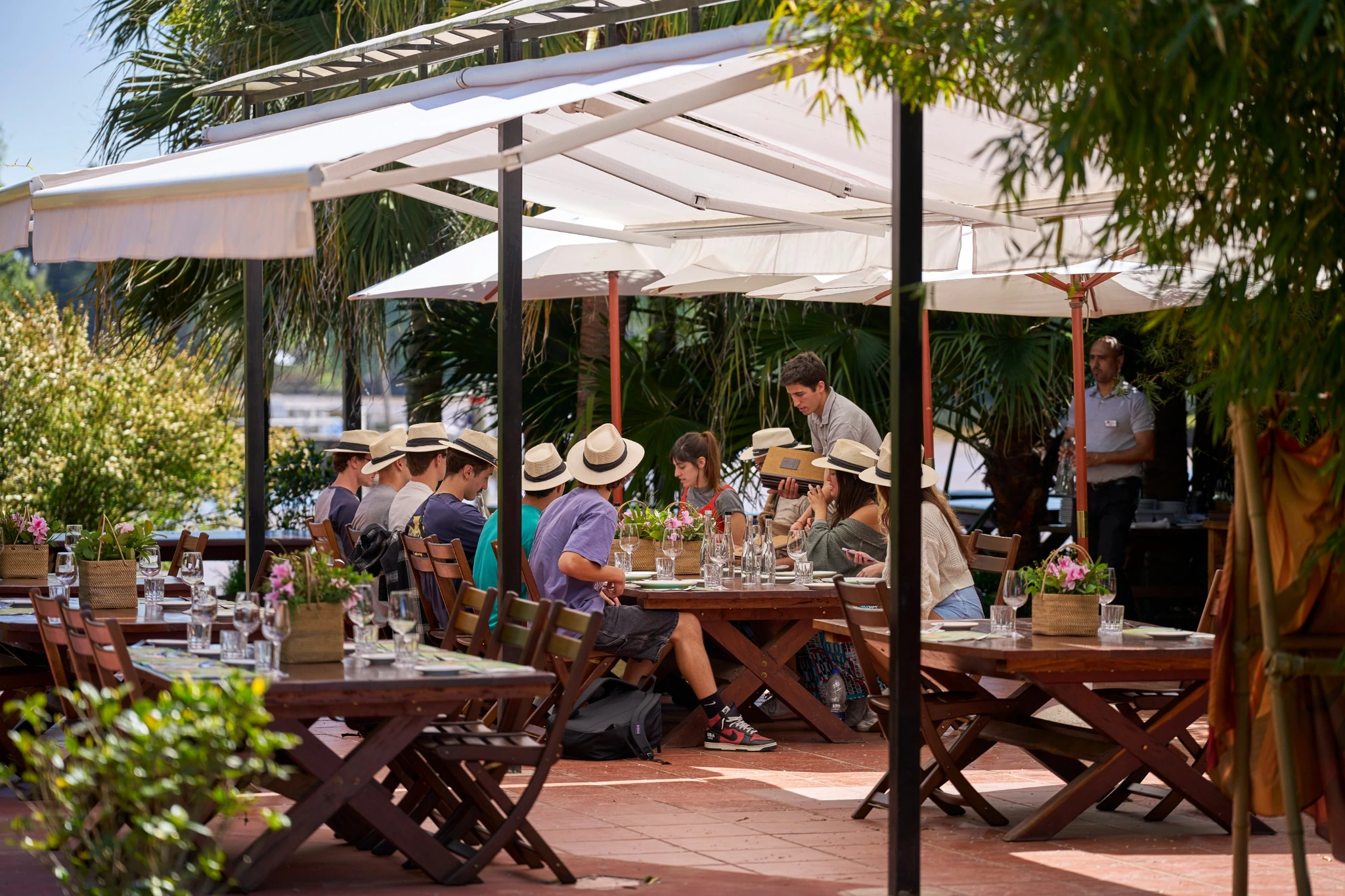 Personas compartiendo un almuerzo en las mesas del jardín