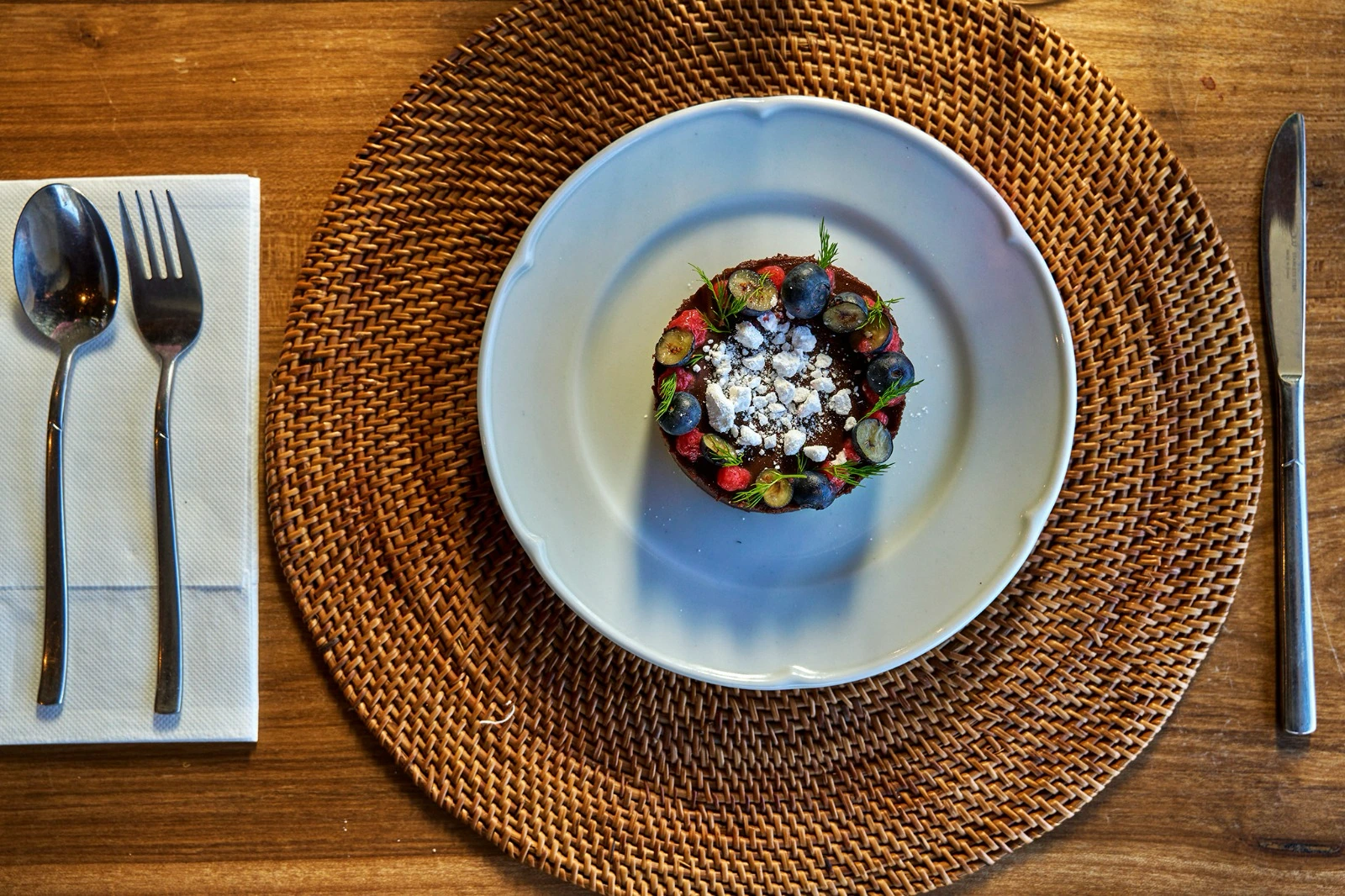Detalle de un postre de frutos rojos servido en El Descanso Restaurant