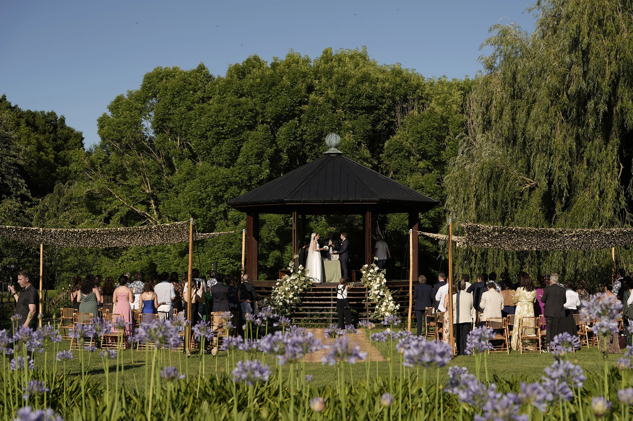 Una boda al aire libre frente al templo de la Isla