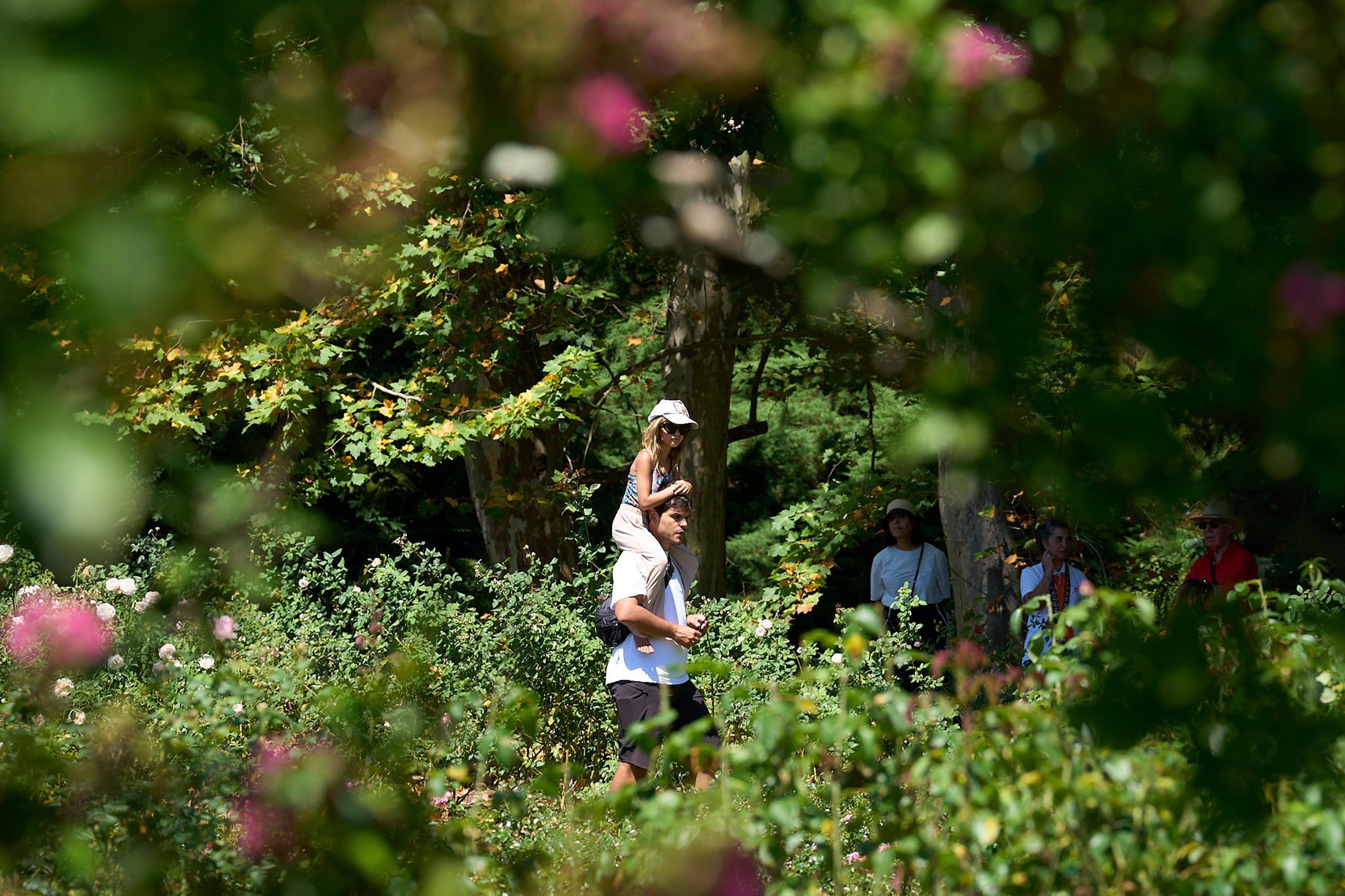 Una familia descubriendo los jardines de la Isla